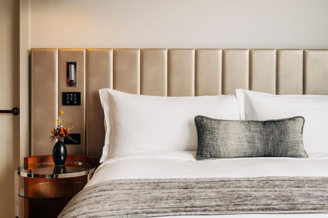 The Tasman, A Luxury Collection Hotel, Hobart Dış mekan fotoğraf A bed with a throw pillow