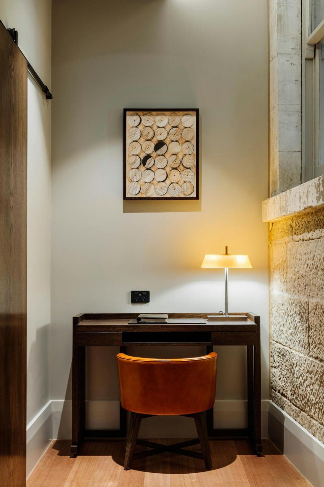 The Tasman, A Luxury Collection Hotel, Hobart Dış mekan fotoğraf A work desk in a hotel room